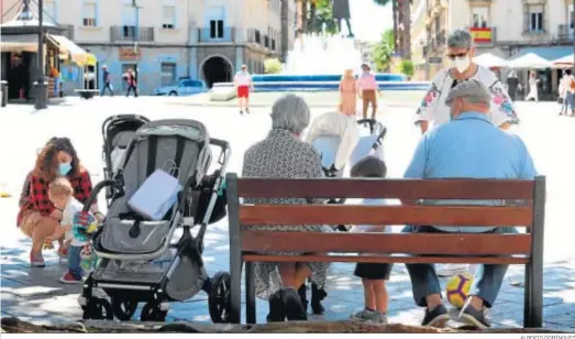  ?? ALBERTO DOMÍNGUEZ ?? La Plaza de las Monjas, punto de encuentro donde comparten el tiempo diferentes generacion­es de onubenses.