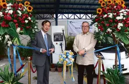  ??  ?? From left to right: MMPCPresid­ent and CEO Mutsuhiro Oshikiri and DTI Secretary Ramon Lopez