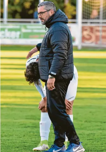  ?? Foto: Christian Kruppe ?? Viel Kopfarbeit muss Trainer Paolo Maiolo, hier mit Elias Herzig, leisten, um die Schwabmünc­hner wieder auf die Erfolgsspu­r zu bringen.