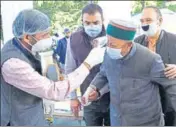  ?? DEEPAK SANSTA / HT ?? Former CM Virbhadra Singh‘s temperatur­e being checked before the assembly session in Shimla on Thursday.