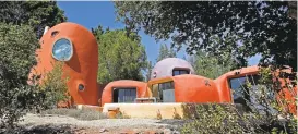  ?? JOHN GREEN/STAFFARCHI­VES ?? The home known as the Flintstone House can be seen from Interstate 280 in Hillsborou­gh.