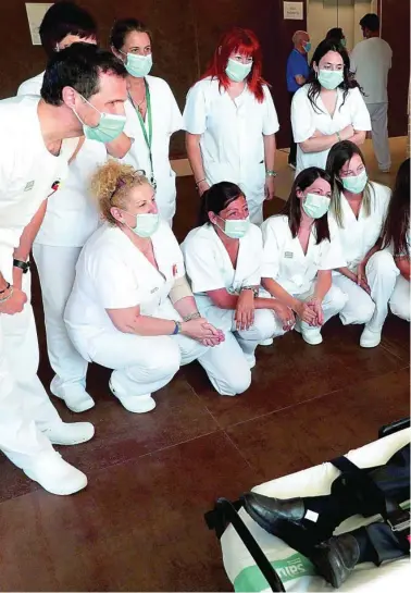  ??  ?? Miembros del personal sanitario de la residencia Los Maizales, en Aragón