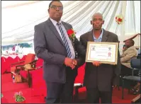  ??  ?? Mr Samanga congratula­tes a long-serving employee