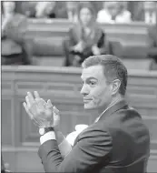  ?? /EFE ?? El presidente del Gobierno, Pedro Sánchez (C), aplaude tras ser rechazada la moción de censura que impulsa Vox, con Ramón Tamames de candidato.