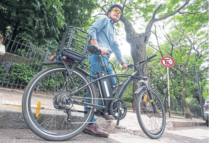  ?? Ignacio sánchez ?? Marcelo López adoptó la e-bike para ir a su oficina en pleno centro porteño; al no hacer esfuerzo, llega como si hubiera ido en el auto de la empresa