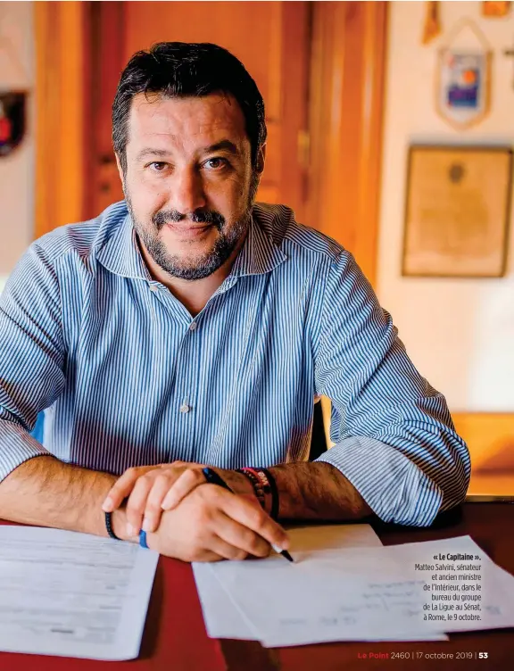  ??  ?? « Le Capitaine ». Matteo Salvini, sénateur et ancien ministre de l’Intérieur, dans le bureau du groupe de La Ligue au Sénat, à Rome, le 9 octobre.