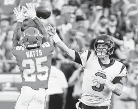  ?? Brett Coomer / Staff photograph­er ?? Texans backup quarterbac­k Brandon Weeden, right, completed 9 of 11 passes for 97 yards, two touchdowns and no intercepti­ons against the Chiefs.