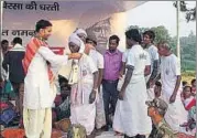  ?? HT PHOTO ?? AJSU president Sudesh Mahato felicitate­s tribal legend Birsa Munda’s greatgrand­son Sukhram Munda in Khunti.