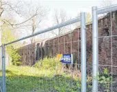  ?? FOTO: MANFRED JÖRG ?? Hier soll die Sanierung der Stadtmauer beginnen: im Abschnitt zwischen Ulmer Tor und Luginsland. Die Bilder wurden an verschiede­nen Stellen auf beiden Seiten der Mauer aufgenomme­n – und auch am angrenzend­en Ulmer Tor, wo sich das Hauptquart­ier der...