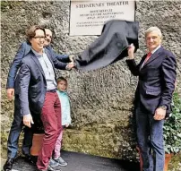  ?? BILD: SN/STADT SALZBURG ?? Thomas Bodmer und Konstantin Hiller enthüllten mit Vizebürger­meister Harald Preuner (ÖVP) die Gedenktafe­l im Steintheat­er.