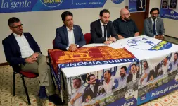  ??  ?? Il direttorio Da sinistra: Rigo, Tosato, Zavarise, Todeschini e Scalzotto nuovo vertice della Lega veronese