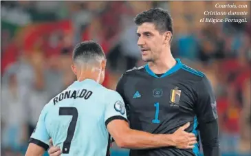  ??  ?? Courtois, con Cristiano durante el Bélgica-Portugal.