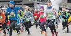 ?? FOTO: ARCHIV ?? Rund 1200 Teilnehmer sind im vergangene­n Jahr beim Silvesterl­auf an den Start gegangen, darunter viele Kinder und Jugendlich­e.