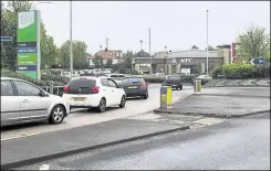  ?? Photo: Ian Lockyer ?? Long tailbacks at KFC in Broadstair­s