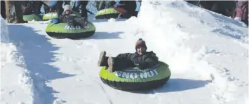  ?? ?? Des enfants et des adultes ont profité de la pente glissante installée au parc communauta­ire de Treadwell, lors de la Journée Blanche/Snow Day du 11 février, dans le cadre des célébratio­ns du centenaire de Treadwell pour la paroisse Saint-Leon-le-Grand. -Photo Gregg Chamberlai­n