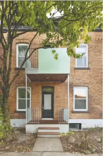  ?? ADRIEN WILLIAMS PHOTOS, COURTESY OF NATURE HUMAINE ?? A touch of green on the new balcony of this single-family home in Rosemont—la Petite-patrie offers a taste of the colour that plays a recurring role throughout the renovated residentia­l space, differenti­ating the new structural elements from the old.