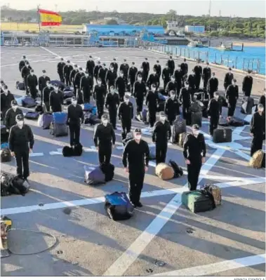  ?? ARMADA ESPAÑOLA. ?? Los alumnos preparados para el crucero en el Galicia antes de zarpar de la Base de Rota.