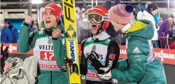  ?? Foto: Ralf Lienert ?? Deutsches Trio in Jubelstimm­ung: Stephan Leyhe (links) und Karl Geiger (rechts) freuen sich mit Markus Eisenbichl­er über dessen zweiten Platz beim Tournee-Auftakt.