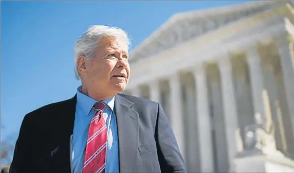  ?? BILL CLARK / GETTY IMAGES ?? Litigio. Ben Cooter Jones, de la organizaci­ón Sons of Confe
derate Veterans, frente a la sede del Tribunal Supremo, en
Washington