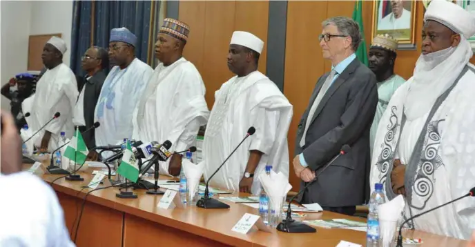  ??  ?? L-R: Kano State governor, Abdullahi Ganduje, Kaduna State governor, Mallam Nasir el-Rufai, Bauchi State governor, Alhaji Mohammed Abdullahi Abubakar, Borno State governor, Alhaji Kashim Shettima, Sokoto State governor, Alhaji Aminu Tambuwal, Co-chairman of Bill and Melinda Gates Foundation, Mr. Bill Gates and Sultan of Sokoto, Alhaji Muhammad Sa'ad Abubakar, during the signing of an MoU between Gates and six Northern states on the eradicatio­n of polio held at the Government House, Sokoto…recently