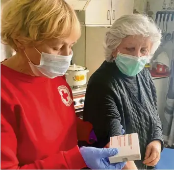  ?? Fotos: Till Mayer ?? Krankensch­wester Nadja Masiuk (links) übergibt Olga Gashchyts Medikament­e.
