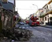  ?? (Photo MaxPPP) ?? Plusieurs centaines de personnes ont dû quitter leurs habitation­s et se réfugier dans des gymnases.