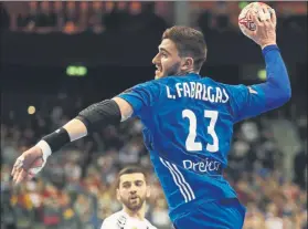  ?? FOTO: EFE ?? Fàbregas, con cinco tantos, fue ayer el máximo goleador ante Serbia junto a Remili