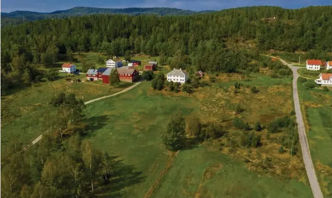  ?? FOTO: FOKUS FOTO/KAY MYRSTRAND ?? 2.000 MÅL: Den herskapeli­ge eiendommen på Myre på Vegårshei ble solgt for over fem millioner kroner.