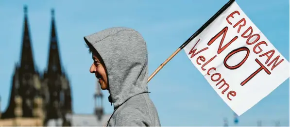  ?? Foto: Sascha Schürmann, afp ?? In Köln wurde der türkische Staatspräs­ident von Demonstran­ten empfangen. Die Teilnehmer­zahl blieb allerdings hinter den Erwartunge­n zurück.