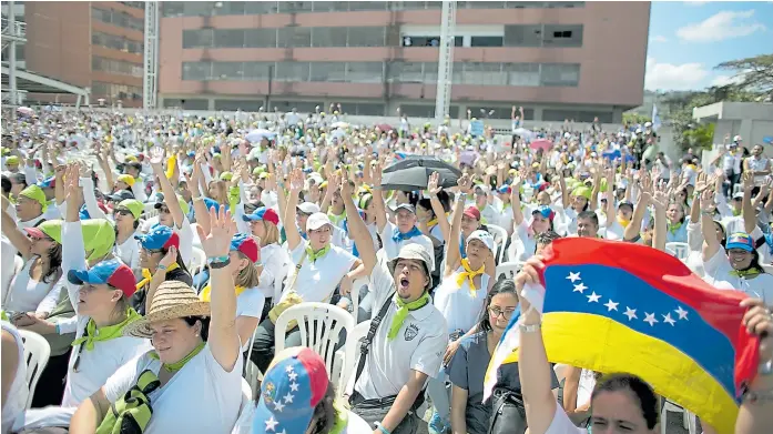  ?? Ariana cubillos/ap ?? Un encuentro de voluntario­s reclutados por la oposición para repartir la ayuda humanitari­a