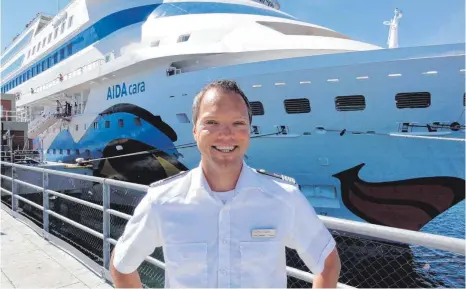  ?? FOTO: BIG ?? Ein Mann und „ sein“Schiff: General Manager Steffen Haller vor der Aidacara, die im argentinis­chen Hafen Puerto Madryn vor Anker liegt.