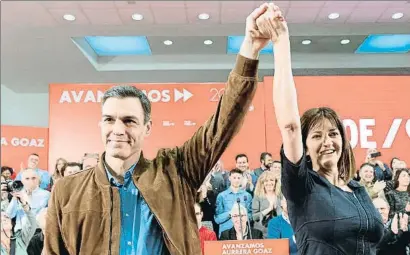  ?? ADRIÁN RUIZ DE HIERRO / EFE ?? Pedro Sánchez arropó ayer en Vitoria a la candidata socialista a lehendakar­i, Idoia Mendia