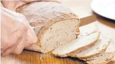  ?? FOTOS: DPA ?? Frisches Brot zählt immer noch zu den wichtigste­n Lebensmitt­eln im Land. Damit das auch in Zeiten des Klimawande­ls so bleibt, analysiere­n Hohenheime­r Forscher die einzelnen Komponente­n der Herstellun­g.