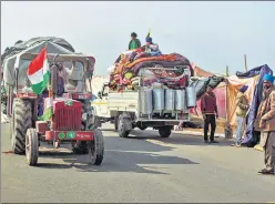  ?? PTI ?? Farmers shift their camp site at Jaisinghpu­r Khera border in Rewari district on Thursday.