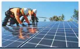  ??  ?? 受到新冠肺炎衝擊，太陽能板安裝人員與其­他乾淨能源業員工也紛­紛失業。
(路透)