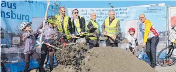  ?? FOTO: ELKE OBERLÄNDER ?? Das Radhaus kann kommen (von links): OB Daniel Rapp, Sozialmini­ster Manne Lucha, Verkehrsmi­nister Winfried Hermann, Landtagsab­geordneter August Schuler und TWS-Geschäftsf­ührer Andreas Thiel-Böhm beim Spatenstec­hen, unterstütz­t vom Radlernach­wuchs.