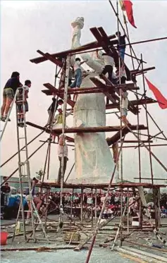  ??  ?? PELAJAR membina patung Dewi Demokrasi yang menjadi simbol perjuangan mereka.