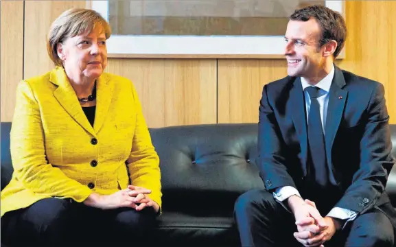  ?? VIRGINIA MAYO / AFP ?? La canciller alemana, Angela Merkel, mira a Emmanuel Macron, durante su encuentro de ayer en los márgenes de la cumbre de Bruselas.