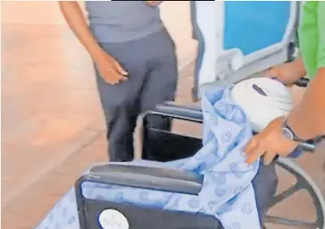  ?? Newzroom Afrika ?? LORRAINE Atlang Siako, 8, the sole survivor of the Limpopo bus crash that killed 45 Botswana nationals, leaves hospital. | SCREENGRAB