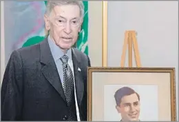  ?? Sitrick family ?? ‘A WONDERFUL MAN’ J. Herman Sitrick, next to a photo of himself as a soldier, was awarded the French Legion of Honor at the French Consulate in Chicago in 2017.