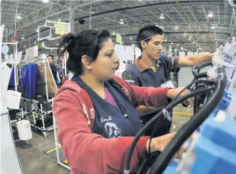  ?? EL DEBATE ?? > Trabajador­es de una maquilador­a ubicada en el estado de Sinaloa.
