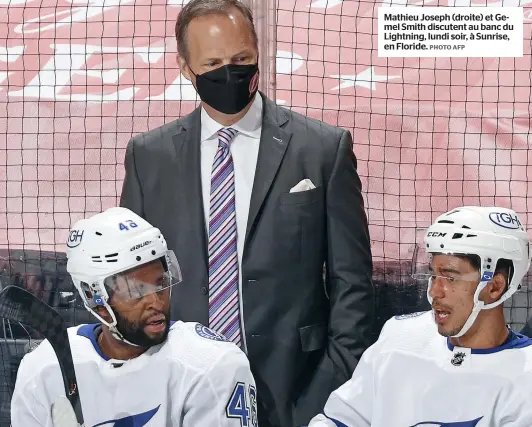  ?? PHOTO AFP ?? Mathieu Joseph (droite) et Gemel Smith discutent au banc du Lightning, lundi soir, à Sunrise, en Floride.