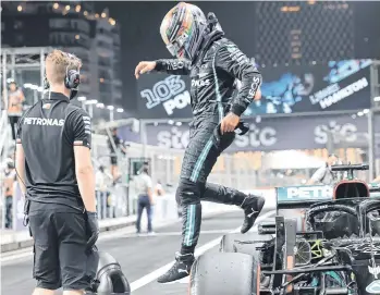  ?? /EFE. ?? Lewis Hamilton baja de su Mercedes para celebrar la posición de honor en Jeddah.