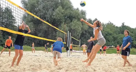  ?? RP-ARCHIVFOTO: ACHIM BLAZY ?? Volleyball­er treffen sich beim TV Ratingen im Sommer auch zum Spiel auf Sand.