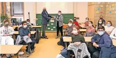  ?? RP-FOTO: KNAPPE ?? Schulleite­r Thomas Küpper überreicht den Siebtkläss­lern der Johannes-Kepler-Realschule einen Pokal für ihren Videofilm.