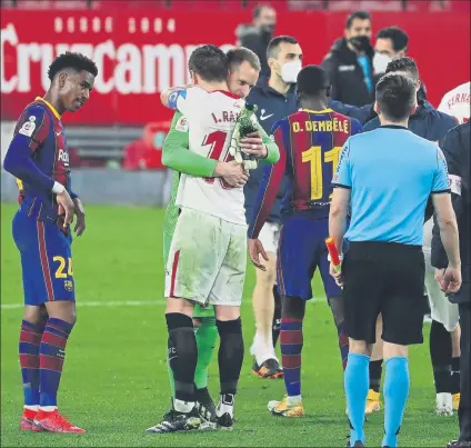  ?? FOTO: PEP MORATA ?? Abrazo Ter Stegen-rakitic tras el partido El croata puso a sus ex compañeros contra las cuerdas con el 2-0