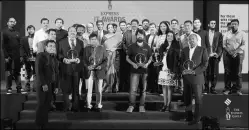  ?? Nirmal Harindran ?? Union Commerce and Industry Minister Nirmala Sitharaman with the winners of the Express IT Awards in Bengaluru on Friday.