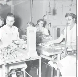  ?? (Shiloh Museum of Ozark History/Northwest Arkansas Times Collection) ?? Workers assemble Swanson chicken TV dinners at the Campbell Soup plant in Fayettevil­le in 1956.