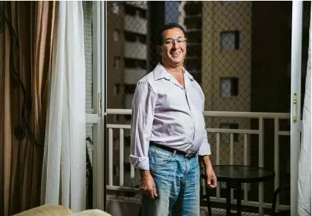  ?? Alberto Rocha/Folhapress ?? O empresário José Francisco dos Santos no seu apartament­o no Tatuapé, comprado por consórcio