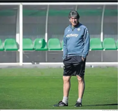  ?? JUAN CARLOS VÁZQUEZ ?? El entrenador del Betis, Manuel Pellegrini, en un entrenamie­nto.